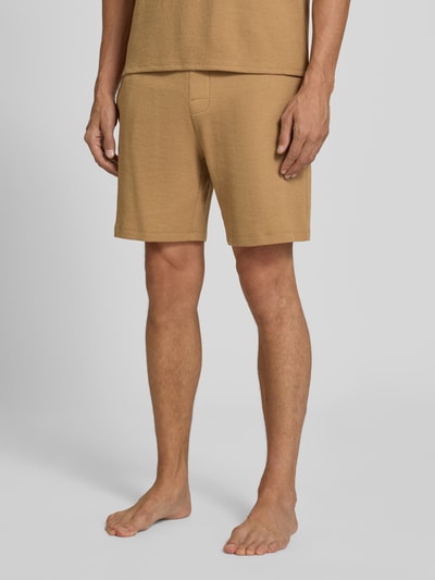 Männermodel trägt Regular Fit Sweatshorts aus Baumwoll-Mix von BOSS in Beige, strukturierte Oberfläche, Herren Sweatshorts, Nahaufnahme Unterkörper.
