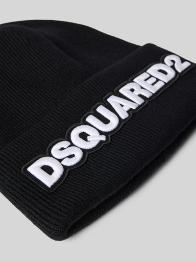 Produktfoto, schwarze Beanie mit Label-Detail von Dsquared2 aus reiner Lanawolle, breite Krempe, grobe Strickstruktur.