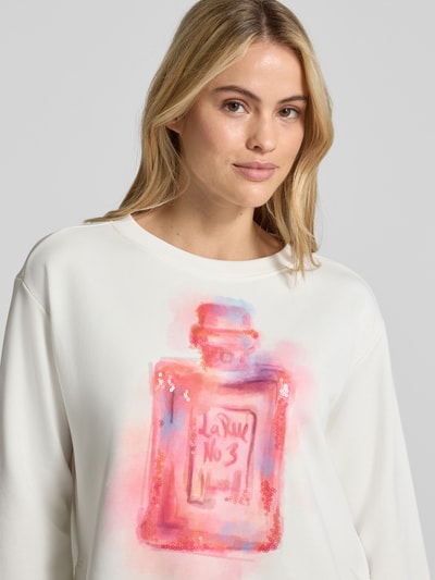 Vrouwenmodel draagt Sweatshirt met Motiv-Print en pailletten van Milano Italy, witte katoenmix met kleurrijke print en ronde hals, relaxed fit, Nahaufnahme bovenlichaam