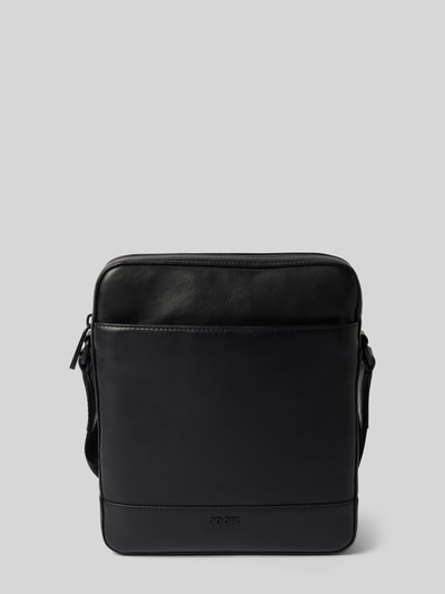 Produktfoto, schwarze Crossbody Bag mit Label-Detail Modell 'manciano' von JOOP! Collection, Hauptfach mit Reißverschluss, verstellbarer Schulterriemen, Nebenfach, Innenfach mit Reißverschluss, glatte Lederstruktur, Maße: 23x26x5 cm, Riemenlänge: 130 cm.