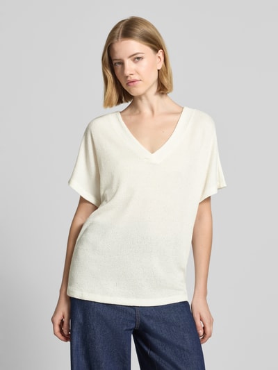 Frauenmodel trägt Strickshirt mit V-Ausschnitt Modell 'Delia' von Soyaconcept, Viskose-Mix mit Stretch-Anteil, Relaxed-Fit, Damen, Ganzkörperansicht von vorne.