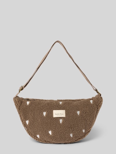 Produktfoto, Shoulder Bag aus Teddyfell von Studio Noos in Braun mit weißen Allover-Motiv-Stitching-Herzen, Logo-Patch, Reißverschluss, verstellbarer Schulterriemen, Breite 40 cm, Länge 20 cm, Tiefe 12 cm, Länge Schulterriemen 62 cm.