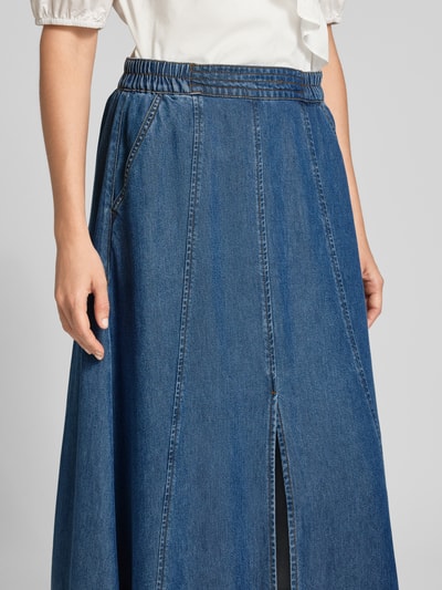 Frauenmodel trägt Jeansrock mit elastischem Bund Modell 'milo' von FREE/QUENT aus Lyocell in Blau, A-Linie, Nahaufnahme Oberkörper.
