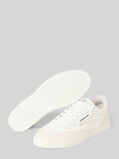 Produktfoto, Sneaker aus echtem Leder mit Logo-Detail von Copenhagen, weiße Farbe, abgerundete Passform, Schnürverschluss, strukturierte Oberfläche, Absatzhöhe 3 cm, Schafthöhe 8 cm, Schaftweite 9 cm.