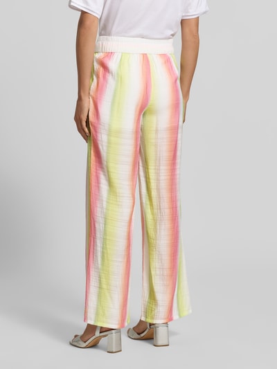 Frauenmodel trägt Wide Fit Stoffhose aus Viskose-Mix mit Tunnelzug von Marc Cain, bunte Streifen, elastischer Bund, Eingrifftaschen, Ganzkörperansicht Rückansicht.