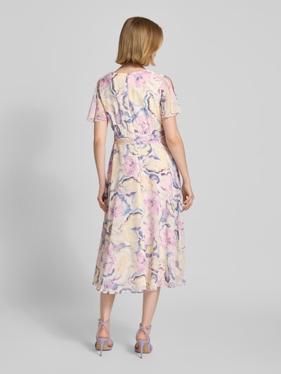 Frauenmodel trägt Midikleid mit floralem Allover-Print von Christian Berg Cocktail in Pastellfarben, Taillierte Passform, V-Ausschnitt, Falten-Optik, Kurzärmelig, Abnehmbares Stoffband, Rückenlänge 115 cm, Brustweite 40 cm, Ärmellänge 21 cm, Ganzkörperansicht Rückansicht.