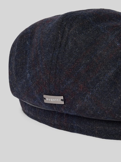 Produktfoto, Schiebermütze mit Ohrenklappen von bugatti aus Schurwoll-Mix in dunklen Farben, verstärkter Schirm, Label-Detail sichtbar.