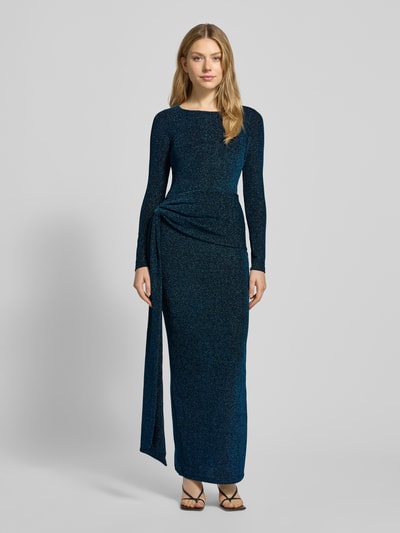 Kobiece model prezentuje długą, połyskującą suknię wieczorową z wiązaniem, model 'Eden' od Forever New, sylwetkowy krój, widok z przodu.