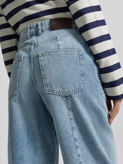 Kobiece model prezentuje Relaxed Fit Jeans aus reiner Baumwolle Modell 'LARA' od Marc O'Polo, niebieski denim, widok z tyłu, zbliżenie na biodra.