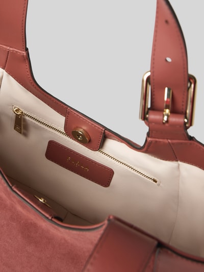 Productfoto, Tote Bag uit echt kalfsleer Model 'Dora' van Furla, rood leer, goudkleurige details, hoofdvak met magneetsluiting, verstelbare schouderband, breedte maat 1: 35 cm, lengte maat 1: 24 cm, diepte maat 1: 10 cm, schouderbandlengte maat 1: 50 cm, lichte binnenvoering