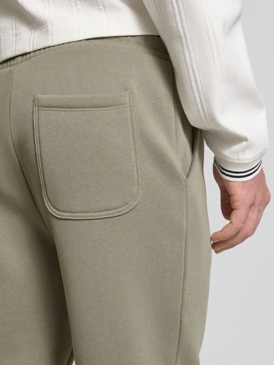 Männermodel trägt Sweatpants mit Baumwoll-Anteil Modell 'KANE BRADLEY' von JACK & JONES, Material-Mix, Eingrifftaschen, Nahaufnahme Rückansicht.