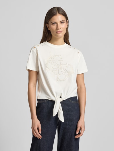 Frauenmodel trägt Regular Fit T-Shirt mit Lochmuster von Guess aus Reine Baumwolle mit Logo-Stitching, Rundhalsausschnitt, Rückenlänge 46 cm bei Größe S, Vorderansicht, Nahaufnahme Oberkörper.