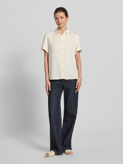Kobiece modelka nosi Regular Fit Hemdbluse mit 1/2-Arm od Jake*s Casual, mieszanka wiskozy, kołnierzyk typu kent, listwa guzikowa, rękaw o dł. 1/2, długość tyłu w rozmiarze 36: 62 cm, długość rękawów w rozmiarze 36: 21 cm, jasny kolor, gładka faktura, prosty fason, pełny widok z przodu
