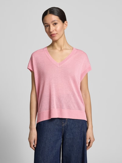 Frauenmodel trägt Strickshirt aus Leinen-Mix mit V-Ausschnitt von Comma, rosa, Relaxed-Fit, Kappärmel, Ganzkörperansicht von vorne, Damen