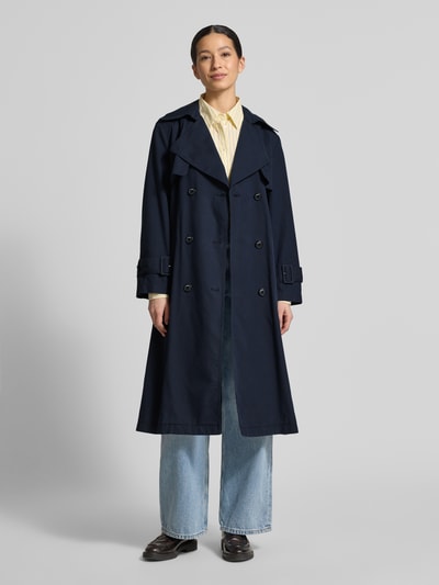 Frauenmodel trägt Regular Fit Trenchcoat aus Baumwoll-Lyocell-Mix von s.Oliver RED LABEL, Optik: Unifarben, Twill, Ganzkörperansicht von vorne.