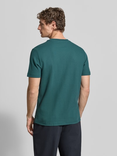 Männermodel trägt T-Shirt mit Label-Patch und Rundhalsausschnitt von Lerros in dunklem Grün, Reine Baumwolle, Gerader-Schnitt, Rückenlänge 69 cm, Ganzkörperansicht Rückansicht