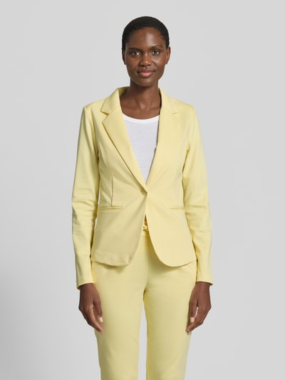 Frauenmodel trägt Regular Fit Blazer mit Paspeltaschen Modell 'KATE' von ICHI, gelb, Material-Mix mit Viskose-Anteil, Reverskragen, Knopfverschluss, Ganzkörperansicht von vorne.