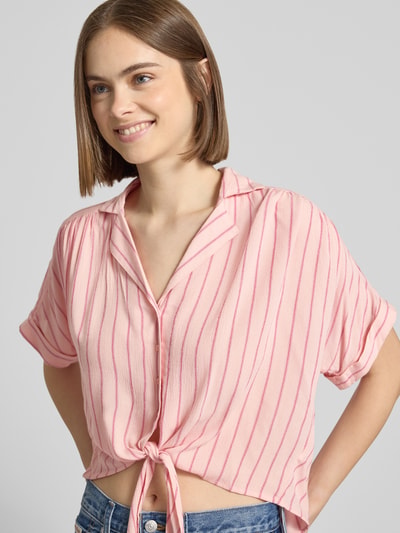 Frauenmodel trägt Regular Fit Hemdbluse aus reiner Viskose Modell 'PAULA' von Only, Optik: Mehrfarbig, gestreift, Nahaufnahme Oberkörper.