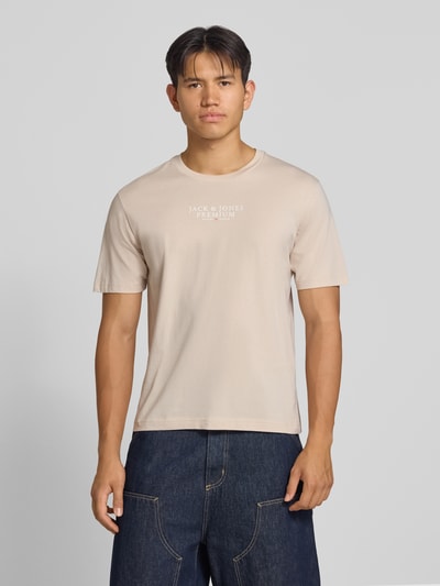 Mannermodel draagt T-Shirt mit Label-Print und Rundhalsausschnitt van JACK & JONES in beige, puur katoen, regular fit, ruglengte maat M 68 cm, Ganzkörperansicht van voren.