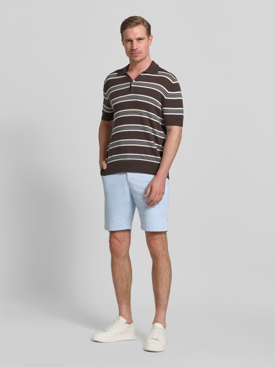 Männermodel trägt Regular Fit Bermudas aus Baumwoll-Mix von Tommy Hilfiger, Optik: Unifarben, Logo-Stitching, seitliche Eingrifftaschen, Ganzkörperansicht von vorne.