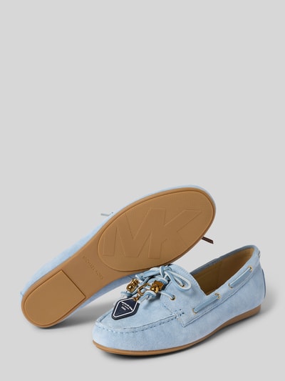 Productfoto, lichtblauwe lederen Mokassins uit één stuk met afgeronde neus, vetersluiting, label-applicatie, model 'FALLON' van MICHAEL Michael Kors, damesmokassin met 1 cm hak, 7 cm schachthoogte, 13 cm schachtomtrek, suede look, rubberen zool, gladde textuur