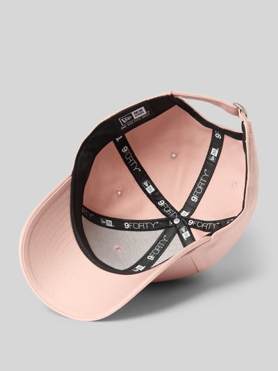 Produktfoto, rosafarbene Basecap mit Stitching Modell 'LEAGUE ESSENTIAL 9FORTY®' von New Era aus reiner Baumwolle, verstärkter Schirm, größenverstellbar, helle und matte Textur.