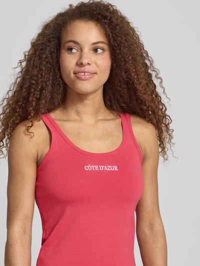 Frauenmodel trägt Tanktop mit Rundhalsausschnitt und Stickerei von REVIEW aus Baumwoll-Elasthan-Mix, Slim-Fit, Nahaufnahme Oberkörper.
