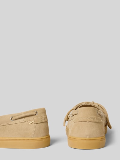 Produktfoto, Loafer aus reinem Rindnubuk Modell 'KARA 1B' von Marc O'Polo, beżowy kolor, zaokrąglony nosek, płaska podeszwa, faktura nubuku, strukturyzowana podeszwa, wytłoczone logo, sznurowane, materiał: czysty nubuk bydlęcy