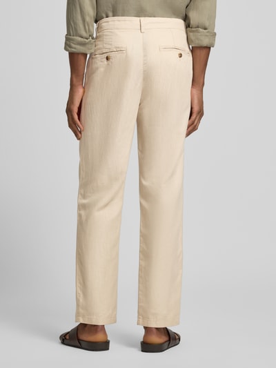 Mężczyznę w beżowej Regular Fit Leinenhose aus Baumwoll-Leinen-Mix Modell 'MILES' od SELECTED HOMME, pięć kieszeni, średni stan, mieszanka bawełny i lnu, jednolity kolor, widok całej sylwetki od tyłu.