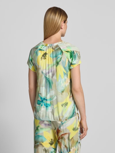 Frauenmodel trägt Regular Fit Bluse aus Viskose im Allover-Look von Betty Barclay, Rückenlänge 61 cm, Ärmellänge 13 cm, Ganzkörperansicht Rückansicht.