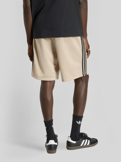 adidas Originals regular fit trainingsshorts met gestikt logo Beige - 5