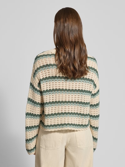 Frauenmodel trägt Regular Fit Strickpullover aus Baumwoll-Mix Modell 'ASA' von Only, gestreift, mehrfarbig, Ganzkörperansicht Rückansicht.