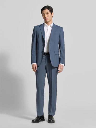 Mannenmodel draagt Regular Fit Businesshemd met Kentkraag model 'JOE' van BOSS in effen wit, gemaakt van performance-stretch-jersey, volledig lichaam vooraanzicht.