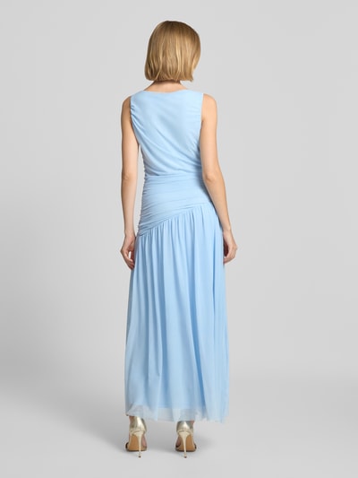 Frauenmodel trägt Abendkleid mit Drapierungen Modell 'Cludine' von Neo Noir in Hellblau, Maxikleid aus Material-Mix, Rückansicht Ganzkörperansicht.