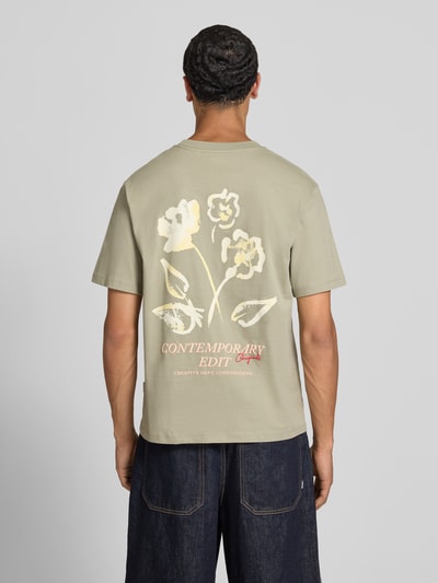 Männermodel trägt T-shirt met motiefprint en ronde hals van puur katoen, regular fit, ruglengte maat M 70 cm, Jack & Jones, Ganzkörperansicht Rückansicht.