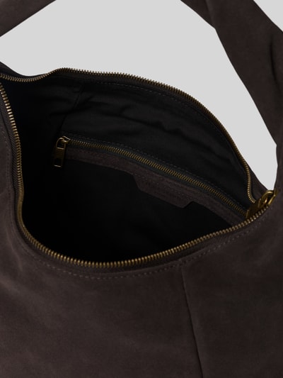 Productfoto, zachte bruine suède textuur, hoofdvak met ritssluiting, schouderband, Shoulder Bag aus echtem Veloursleder Modell 'Farrah' van LIEBESKIND BERLIN, breedte 37 cm, lengte 27 cm, diepte 15 cm, bandlengte 45 cm