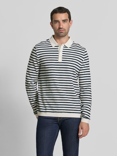Männermodel trägt Sweatshirt im Allover-Look mit Polokragen von Fynch-Hatton aus Reine Baumwolle, Regular-Fit, Knopfleiste, Ganzkörperansicht von vorne. Rückenlänge bei Größe M: 71 cm, Ärmellänge bei Größe M: 70 cm. Querstreifen in Weiß und Dunkelblau, weiche Textur.