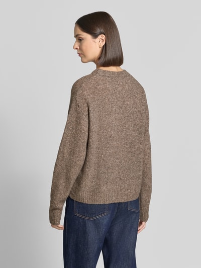 Frauenmodel trägt Relaxed Fit Strickpullover aus Woll-Mix mit Alpaka-Anteil von FREE/QUENT, meliert braun, Rückansicht, Ganzkörperansicht. Rückenlänge 58 cm, gerippte Abschlüsse, Rundhalsausschnitt, Damen Strickpullover, Ärmellänge 56 cm.
