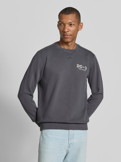 Männermodel trägt Sweatshirt mit Label-Print und Rundhalsausschnitt von PME Legend aus reiner Baumwolle, relaxed Fit, Nahaufnahme Oberkörper.