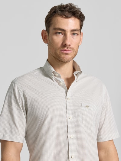 Männermodel trägt Modern Fit Freizeithemd mit Brusttasche und Logo-Stitching von Fynch-Hatton, feines Karo, Reine Baumwolle, Knopfleiste, Button-Down-Kragen, Nahaufnahme Oberkörper.