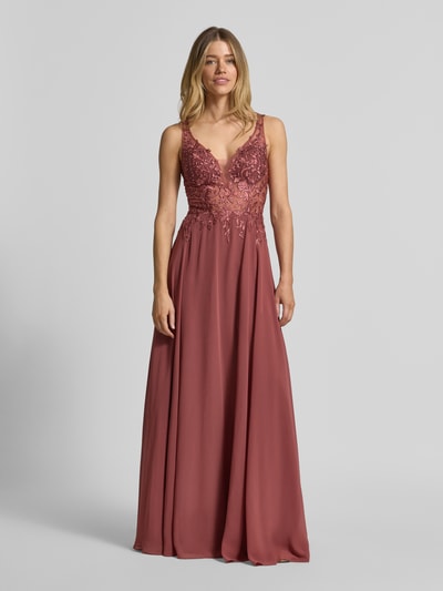 Frauenmodel trägt Abendkleid mit Spitze und Strasssteinbesatz von Luxuar, Chiffon, A-Linie, Maxikleid, V-Ausschnitt, Breite Träger, ganzkörperansicht von vorne. Rückenlänge bei Größe 36: 157 cm, Brustweite 38 cm.