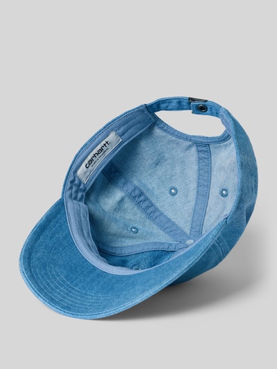 Produktfoto, Base Cap in Denim-Optik Modell 'Lucas' von Carhartt Work In Progress aus reiner Baumwolle mit Logo-Stitching und Strapback-Verschluss