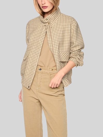 Vrouwenmodel draagt Jacke im Allover-Look mit Pattentaschen van Marc Cain, katoenmix met viscose, regular fit, opstaande kraag, ruglengte maat 36: 59 cm, borstwijdte maat 36: 49 cm, mouwlengte maat 36: 45 cm, all-over look in beige tinten, klepzakken, geheelopname voorkant.