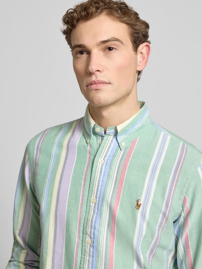 Männermodel trägt Regular Fit Freizeithemd aus reiner Baumwolle von Polo Ralph Lauren mit Allover-Muster in Pastellfarben, Nahaufnahme Oberkörper.