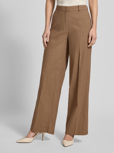 Frauenmodel trägt Hose aus Leinen-Mix mit Bügelfalten Modell 'MIRA' von Cambio, Damen Hose in Braun, Regular-Fit, Nahaufnahme Unterkörper. Context: Leinen-Mix mit Baumwoll-Anteil, Bundweite Größe 36: 38 cm, Innenbeinlänge: 85 cm.