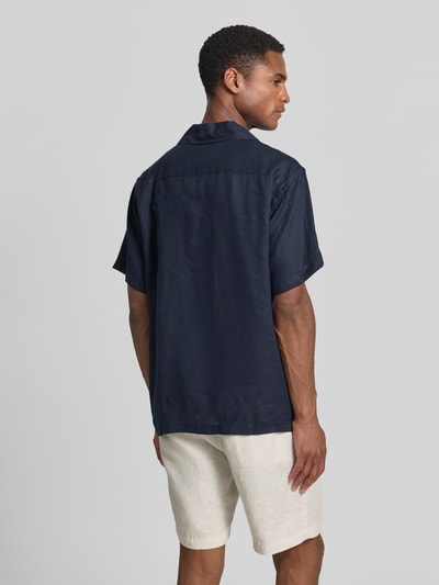Männermodel trägt Regular Fit Leinenhemd Modell 'LAWRENCE' von Jack & Jones Premium in Dunkelblau, reine Leinenstruktur, Ganzkörperansicht Rückansicht.