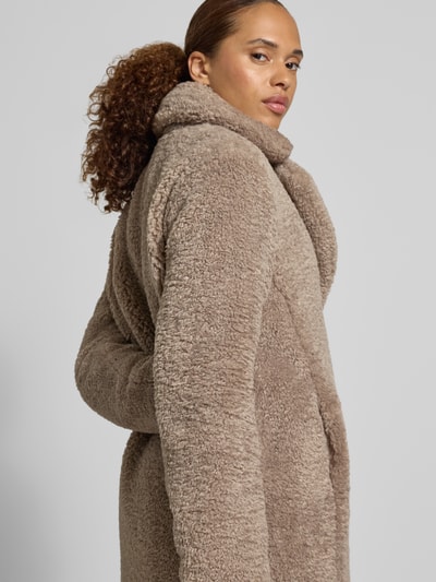 Frauenmodel trägt Regular Fit Mantel aus Teddyfell von White Label in Beige mit Reverskragen und Eingrifftaschen, Ganzkörperansicht Rückansicht. Rückenlänge 89 cm, Schulterbreite 43 cm, Brustweite 55 cm, Ärmellänge 64 cm.