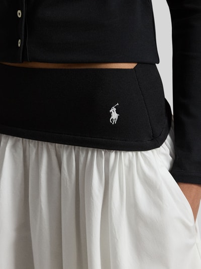 Männermodel trägt Ausgestellter Midi-Rock aus reiner Baumwolle von Polo Ralph Lauren, dwukolorowy, wyhaftowane logo, długość midi, bez zapięcia, bawełna, detailaufnahme.