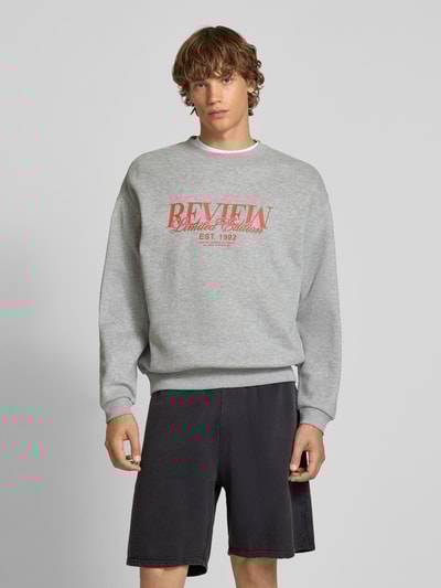 REVIEW Sweatshirt mit Rundhalsausschnitt und Label-Print Hellgrau Melange 4