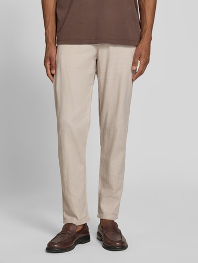 Männermodel trägt Regular Fit Stoffhose aus Baumwoll-Leinen-Mix von SELECTED HOMME in Beige-Melange, Webware, Nahaufnahme Unterkörper.